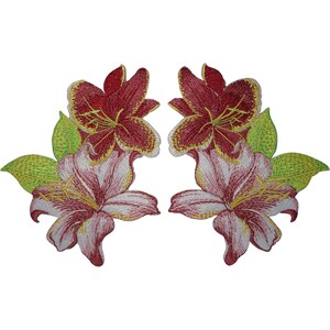 Peut inclure: Deux écussons brodés symétriques représentant des fleurs de lys. Chaque écusson présente un lys supérieur rouge foncé et un lys inférieur rose clair et blanc, agrémentés d'étamines jaune vif et de feuilles vertes aux coutures détaillées.