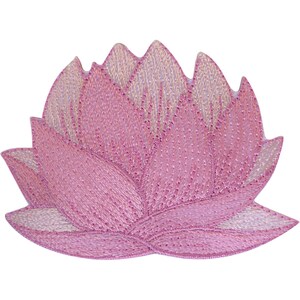 Puede incluir: Un parche bordado con forma de flor de loto. El diseño presenta múltiples capas de pétalos en varios tonos de rosa claro y medio, con costuras de hilo visibles que crean una superficie texturizada en toda la forma floral.