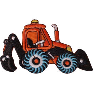 Puede incluir: Un parche bordado con forma de tractor de construcción naranja y negro. El vehículo cuenta con un brazo de retroexcavadora negro, una pala cargadora frontal y ruedas grandes con patrones de banda de rodadura en azul claro y negro. Cabina naranja.