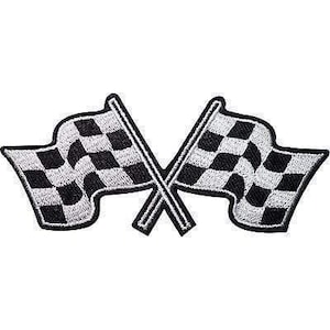 Puede incluir: Un parche bordado que muestra dos banderas de carreras a cuadros cruzadas. Las banderas tienen un patrón de cuadrados blancos y negros con un borde negro grueso. El diseño es simétrico, con los mástiles cruzándose en el centro en ángulo.
