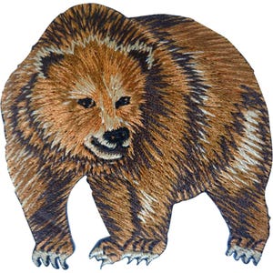 Może przedstawiać: Haftowana naszywka w kształcie niedźwiedzia grizzly. Niedźwiedź jest przedstawiony z profilu, zwrócony w lewo, ze szczegółowymi przeszyciami w odcieniach brązu, beżu i ciemnej szarości. Tekstura futra została stworzona za pomocą nici.