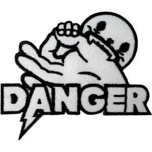 Könnte beinhalten: Ein schwarz-weiß bestickter Aufnäher, der eine Comic-Hand zeigt, die ihren Bizeps anspannt. Das Wort DANGER ist unten in fetten Großbuchstaben geschrieben, wobei ein Blitzsymbol in den Buchstaben D integriert ist.