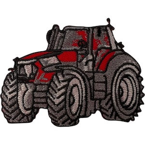 Könnte beinhalten: Ein gestickter Aufnäher in Form eines Traktors. Der Traktor hat eine leuchtend rote Karosserie mit dunkelgrauen und schwarzen Details, einschließlich großer, strukturierter Reifen mit tiefem Profil und einer sichtbaren Kabine mit Lenkrad.