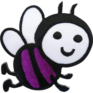 Op de afbeelding: Een geborduurde patch van een cartoonbij met een wit gezicht, zwarte ogen en een glimlachende mond. Het lichaam heeft afwisselende zwarte en paarse strepen, en het insect heeft twee witte vleugels en zwarte antennes, poten en stiksel.