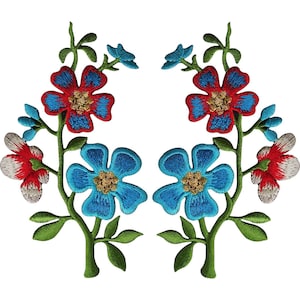 Puede incluir: Un par de parches florales bordados simétricos con tallos y hojas verdes. Cada parche muestra una flor grande roja con bordes azules, una flor grande azul con centro dorado y capullos de flores más pequeños a rayas azules y rojo-blancas.