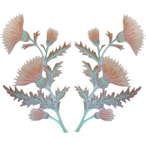 Puede incluir: Un par de parches bordados simétricos que presentan flores de cardo en tonos melocotón y naranja claro con tallos y hojas dentadas de color verde salvia. El diseño incluye dos grandes cabezas de cardo y dos capullos por tallo.