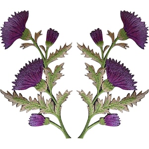 Könnte beinhalten: Zwei symmetrische Stickaufnäher mit violetten Distelblüten, grünen Stängeln und gezackten, hellgrünen Blättern. Jeder Aufnäher zeigt einen großen blühenden Distelkopf oben und in der Mitte sowie kleinere Knospen an der Basis und im Zentrum.
