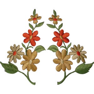 Puede incluir: Dos parches bordados florales simétricos con tallos, hojas verdes y flores en tonos naranja, amarillo dorado y bronceado claro. Cada parche muestra una disposición vertical de flores con costuras detalladas y pétalos definidos.