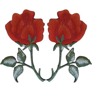 Puede incluir: Dos parches bordados simétricos que presentan rosas rojas vibrantes con pétalos detallados, tallos verdes y hojas verdes puntiagudas. Las flores están situadas en la parte superior con tallos que se curvan hacia afuera en la base, creando un diseño en espejo.