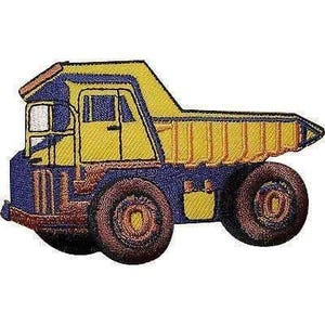 以下が含まれることがあります： ダンプカーの形をした刺繍ワッペン。車両は鮮やかな黄色のキャブと荷台、濃い青色のシャーシ、2つの大きな茶色の車輪が特徴です。デザインには、トラックの構造と窓を定義するための詳細なステッチが含まれています。