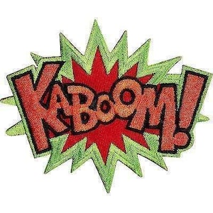 Puede incluir: Un parche bordado que muestra la palabra KABOOM! en letras naranjas llamativas con un borde negro grueso. El texto se sitúa sobre un fondo dentado en forma de estrella con un centro rojo y puntas verde claro, imitando un efecto de cómic.