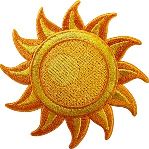 Op de afbeelding: Een ronde geborduurde patch met een gestileerd zonontwerp. Het midden is een effen goudgele cirkel omringd door een ring van donkeroranje. Twaalf puntige, vlamachtige stralen steken naar buiten, afwisselend in goudgeel en oranje kleuren.