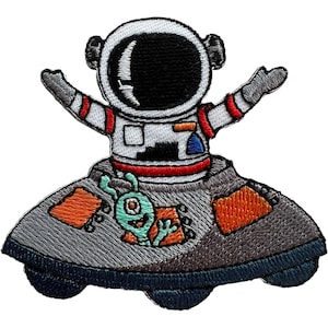 Könnte beinhalten: Ein gestickter Aufnäher mit einem Astronauten im weißen Anzug mit roten Akzenten und schwarzem Helmvisier, der in einer grauen fliegenden Untertasse sitzt. Ein kleiner grüner einäugiger Außerirdischer mit erhobenen Armen ist im orangefarbenen Fenster zu sehen.