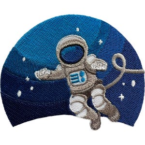 Peut inclure: Un écusson brodé en forme de demi-cercle représentant un astronaute beige flottant dans l'espace. Le fond se compose de nuances de bleu avec des étoiles blanches brodées. L'astronaute porte un casque à visière bleu foncé et une attache.