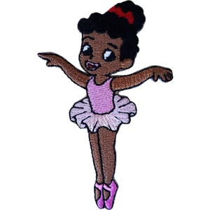 Op de afbeelding: Een geborduurde patch van een ballerina met een donkere huidskleur, zwart haar in een knot met een rood accent, gekleed in een lichtroze turnpakje en een tutu met ruches. De figuur heeft de armen gespreid en draagt roze balletschoenen.