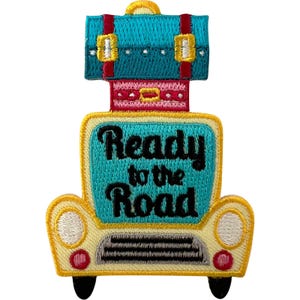 Könnte beinhalten: Ein gestickter Aufnäher in Form eines Oldtimers mit einem türkisfarbenen Dachträger. Das Auto ist cremefarben mit türkisen Akzenten, roten Rücklichtern und schwarzen Reifen. Der Text Ready to the Road ist in schwarzem Garn aufgestickt.