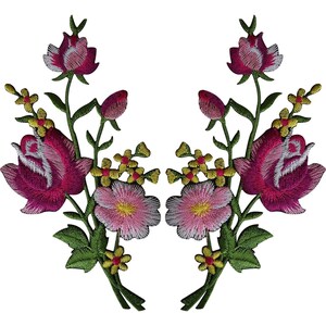 Pode incluir: Um par de emblemas bordados florais simétricos com grandes rosas magenta, flores mais pequenas em rosa claro e flores amarelas com caules e folhas verdes. O trabalho de fio intrincado cria um design botânico detalhado.