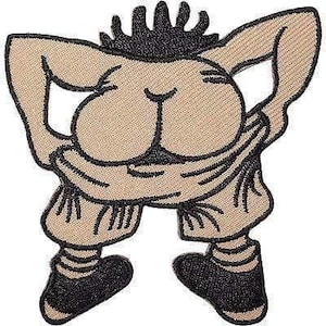 Puede incluir: Un parche bordado que muestra una figura de dibujos animados con piel bronceada, cabello negro y zapatos negros, vista desde atrás mientras se baja los pantalones beige para exponer los glúteos. El diseño utiliza contornos negros gruesos.