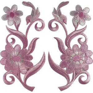 Op de afbeelding: Twee symmetrische geborduurde patches met roze bloemmotieven. Elke patch toont een grote onderste bloem en een kleinere bovenste bloem verbonden door krullende stengels en bladeren, uitgevoerd in tinten licht- en donkerroze draad.