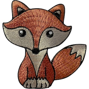 Op de afbeelding: Een geborduurde opstrijkbare patch met een gestileerde vos in oranje en wit garen. De vos heeft grote zwarte ogen, puntige oren met donkere uiteinden en een pluizige staart met een witte punt. Het ontwerp is volledig omlijnd met zwart garen.