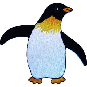 Könnte beinhalten: Ein gestickter Aufnäher eines Pinguins mit schwarzem Kopf, Rücken und Flossen. Die Brust ist weiß mit einem gelb-orangen Fleck am Hals. Der Schnabel und die Schwimmfüße sind orange. Der Pinguin hat ein kleines weißes Auge mit schwarzer Pupille.
