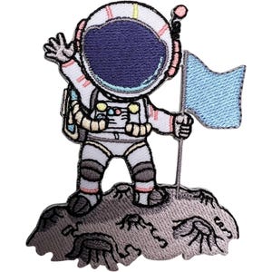Puede incluir: Un parche bordado que muestra a un astronauta de dibujos animados con traje blanco y visera azul oscuro, saludando con una mano mientras sostiene una bandera azul claro. El astronauta está sobre una superficie lunar gris y texturizada.