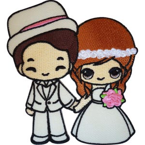 Può includere: Una toppa ricamata raffigurante una coppia di personaggi in abiti da sposa. La figura a sinistra indossa un abito bianco e un cappello con una fascia rosa. La figura a destra ha capelli castani, una corona di fiori bianchi e un bouquet rosa.