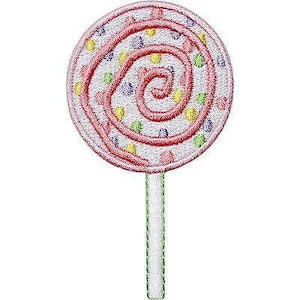 以下が含まれることがあります： 白いベースにピンクの渦巻き模様、黄色、緑、紫の小さなマルチカラーのドットが施された、ロリポップ型の円形刺繍ワッペン。ロリポップには、細い緑色の縁取りが施された真っ直ぐな白い棒が付いています。