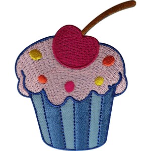Peut inclure: Un écusson brodé en forme de cupcake avec une base rayée bleu clair et un glaçage rose pâle. Le glaçage est décoré de petites perles circulaires jaunes, orange et roses, et surmonté d'une grosse cerise rouge vif avec une tige marron.