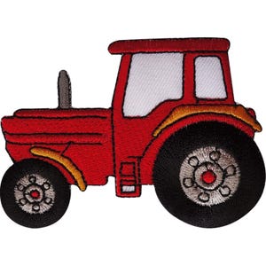 Könnte beinhalten: Ein gestickter Aufbügler in Form eines roten Traktors. Der Traktor verfügt über ein weißes Kabinenfenster, ein schwarzes Auspuffrohr und große schwarze Räder mit silbergrauen Felgen. Das Design enthält gelbe Akzente über den Rädern.