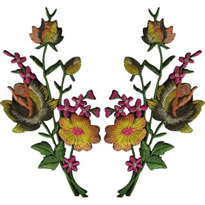 Puede incluir: Un par de parches bordados florales simétricos que presentan grandes flores centrales en tonos amarillo, naranja y marrón oscuro, acentuadas por flores más pequeñas de color rosa brillante y tallos verdes con hojas, todo en hilo detallado.