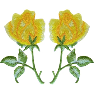 Peut inclure: Deux écussons brodés identiques représentant des roses jaunes avec des centres teintés d'orange. Chaque fleur possède une tige verte avec trois feuilles détaillées partant de la base, mettant en valeur un travail de fil complexe.