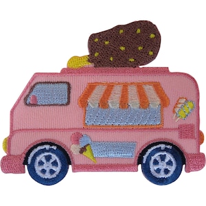 Peut inclure: Un écusson brodé en forme de camion de glaces rose. Le camion présente un biscuit marron sur le toit, un auvent rayé orange et blanc, des fenêtres bleues et deux roues bleu foncé. Un petit motif de cornet de glace est sur le côté.