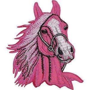 Op de afbeelding: Een geborduurde patch met de kop van een paard in tinten felroze en wit. Het paard heeft een vloeiende manen, een witte bles op het gezicht en draagt een donkergekleurd hoofdstel met zichtbare stikseldetails door het hele ontwerp heen.