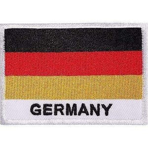 Könnte beinhalten: Ein rechteckiger gestickter Aufnäher mit der horizontalen Trikolore-Flagge Deutschlands in den Farben Schwarz, Rot und Gold. Das Wort GERMANY ist in fetten schwarzen Großbuchstaben auf einem weißen Streifen am unteren Rand gestickt.