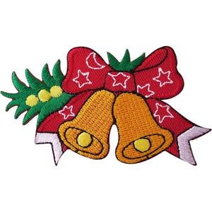 Pode incluir: Um emblema bordado com dois sinos dourados atados com uma fita vermelha decorada com contornos de estrelas brancas. À esquerda, um ramo verde com três bagas amarelas está fixado. O design inclui detalhes costurados em branco no laço.
