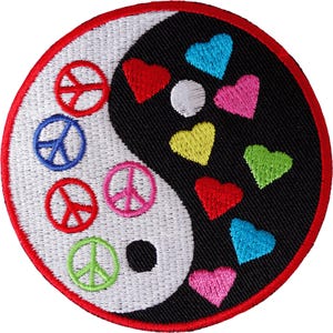 Può includere: Una toppa ricamata circolare con un design yin-yang e un bordo rosso. Il lato bianco contiene quattro simboli di pace colorati in rosso, blu, rosa e verde. Il lato nero presenta sette piccoli cuori ricamati in rosso, blu, rosa e giallo.