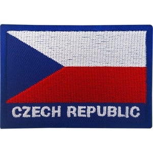 Op de afbeelding: Een rechthoekige geborduurde patch met de vlag van de Tsjechische Republiek, voorzien van een blauwe driehoek aan de linkerzijde, een witte horizontale baan rechtsboven en een rode horizontale baan rechtsonder, met de tekst CZECH REPUBLIC in het wit.