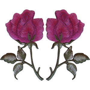 Peut inclure: Deux écussons brodés identiques, chacun représentant une rose magenta vibrante aux pétales détaillés. Chaque rose est fixée sur une tige verte avec deux feuilles vertes distinctes s'étendant sur les côtés, montrant un travail de fil complexe.