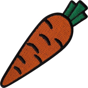 Könnte beinhalten: Ein gestickter Aufbügler in Form einer Karotte. Die Karotte hat einen leuchtend orangefarbenen Körper mit schwarzen, horizontalen Ziernähten und einem grünen Blattansatz. Das gesamte Motiv ist mit einem dicken schwarzen Rand eingefasst.