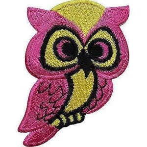 Puede incluir: Un parche bordado con forma de búho con plumas de color rosa brillante, pecho y frente amarillos, y grandes ojos delineados en negro. El diseño presenta costuras detalladas en toda la superficie, creando una textura con colores vibrantes.