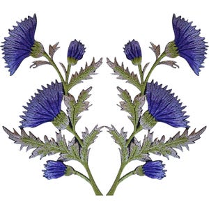 Könnte beinhalten: Zwei symmetrische Stickaufnäher mit violetten Distelblüten, grünen gezackten Blättern und Stängeln. Jeder Aufnäher zeigt einen großen blühenden Distelkopf oben und in der Mitte sowie kleinere Knospen an der Basis und an der Seite in Garn.