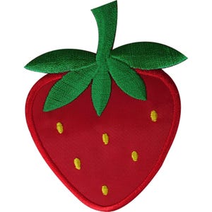 Puede incluir: Un parche bordado con forma de fresa que presenta un cuerpo de color rojo vibrante con pequeños detalles de semillas amarillas y un tallo verde brillante con tres hojas que se extienden desde la parte superior. Borde cosido en rojo.
