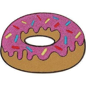以下が含まれることがあります： タンカラーのベースにピンクのアイシングが施された、ドーナツ型の刺繍ワッペン。アイシングには、黄色、青、赤の色合いの小さなマルチカラーのトッピングが散りばめられています。ワッペンにはダークブラウンのステッチ縁取りがあります。