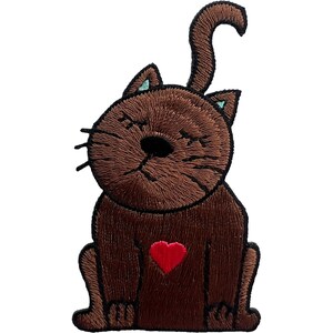 Op de afbeelding: Een geborduurde patch met een bruine kat met een grote ronde kop, gesloten ogen en een lange rechtopstaande staart. De kat heeft zwarte snorharen en een klein rood hartje op de borst geborduurd. Het ontwerp is omlijnd met zwart garen.