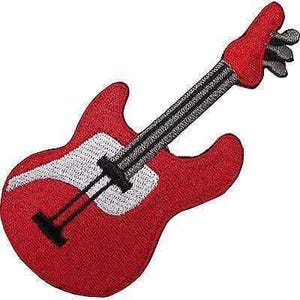 Può includere: Una toppa ricamata a forma di chitarra elettrica con corpo rosso brillante, battipenna bianco, tastiera nera con corde grigio argento e paletta rossa dotata di tre piroli di accordatura grigio scuro sul lato dello strumento.