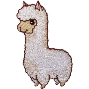 Könnte beinhalten: Ein gestickter Aufnäher in Form eines stehenden Lamas. Das Lama hat weißes, strukturiertes Fell, ein hellbraunes Gesicht und dunkelbraune gestickte Umrisse. Es verfügt über zwei kleine Ohren, ein dunkles Auge sowie eine einfache Mund- und Nasenpartie.