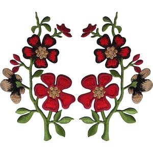 Peut inclure: Deux écussons floraux brodés symétriques présentant des fleurs rouges à cinq pétales avec des cœurs dorés, des tiges et des feuilles vertes, ainsi que de petits bourgeons beiges et rouges. Le motif est en miroir avec des détails précis.
