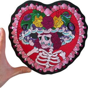 Großer, herzförmiger Aufnäher mit Skelettmotiv, Blumenmuster, zum Aufbügeln oder Aufnähen auf Jacken und Mäntel, gesticktes Abzeichen