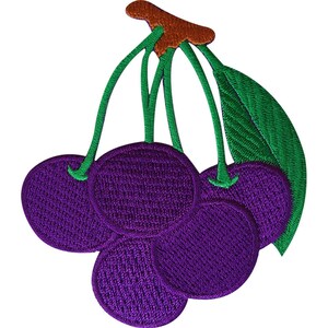 Op de afbeelding: Een geborduurde patch met een tros van vier ronde paarse kersen met groene steeltjes en een enkel groen blad. De steeltjes zijn aan de bovenkant verbonden met een kleine bruine tak. Het borduurwerk toont een dicht, gestructureerd steekpatroon.